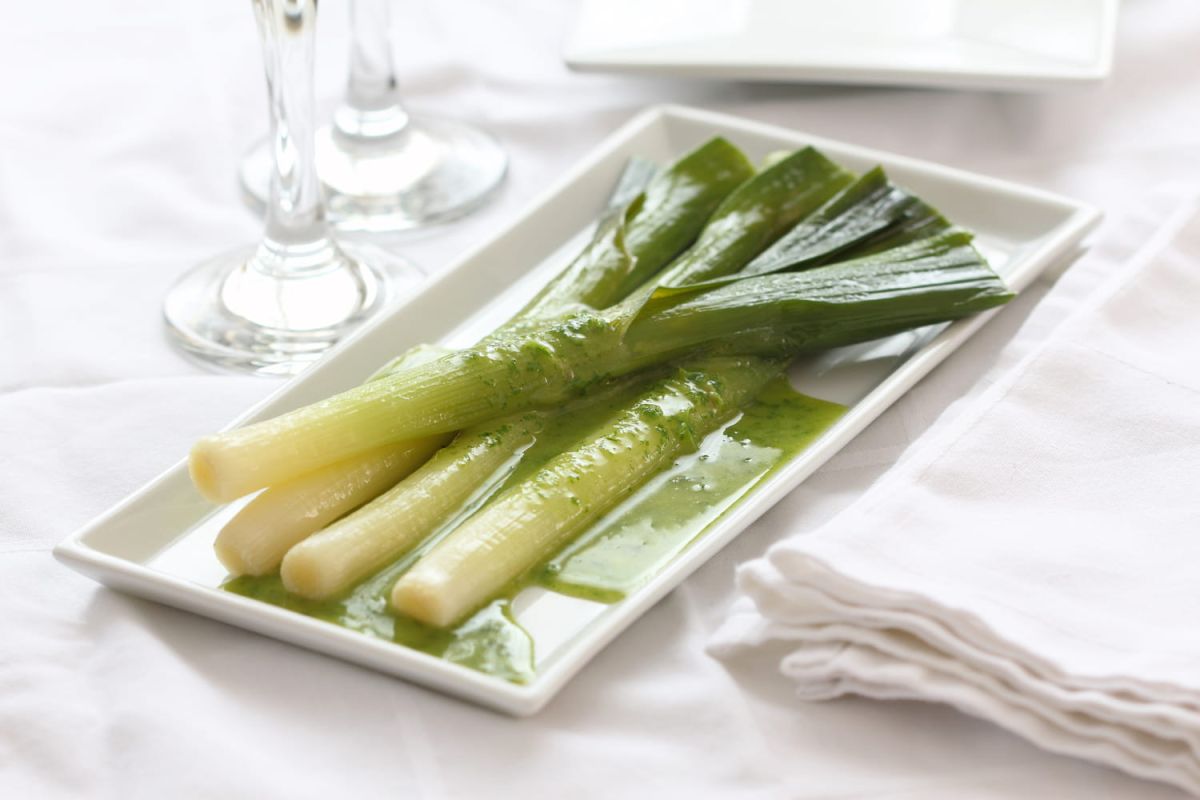 La recette surprenante de Cyril Lignac pour des poireaux vinaigrette revisités