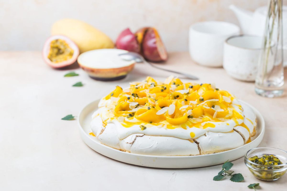 Un dessert léger et aérien : la pavlova aux fruits exotiques de Cyril Lignac pour Noël