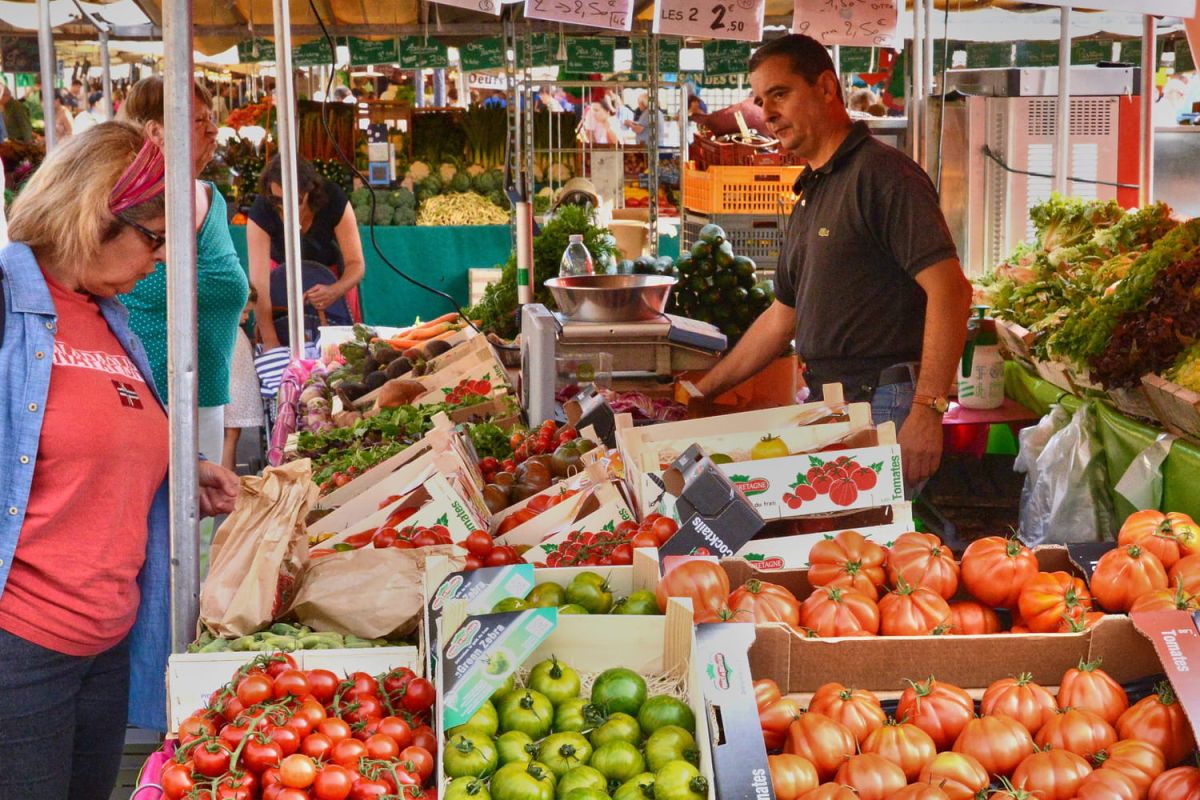 le marché : un lieu d'échanges où le respect des prix est essentiel