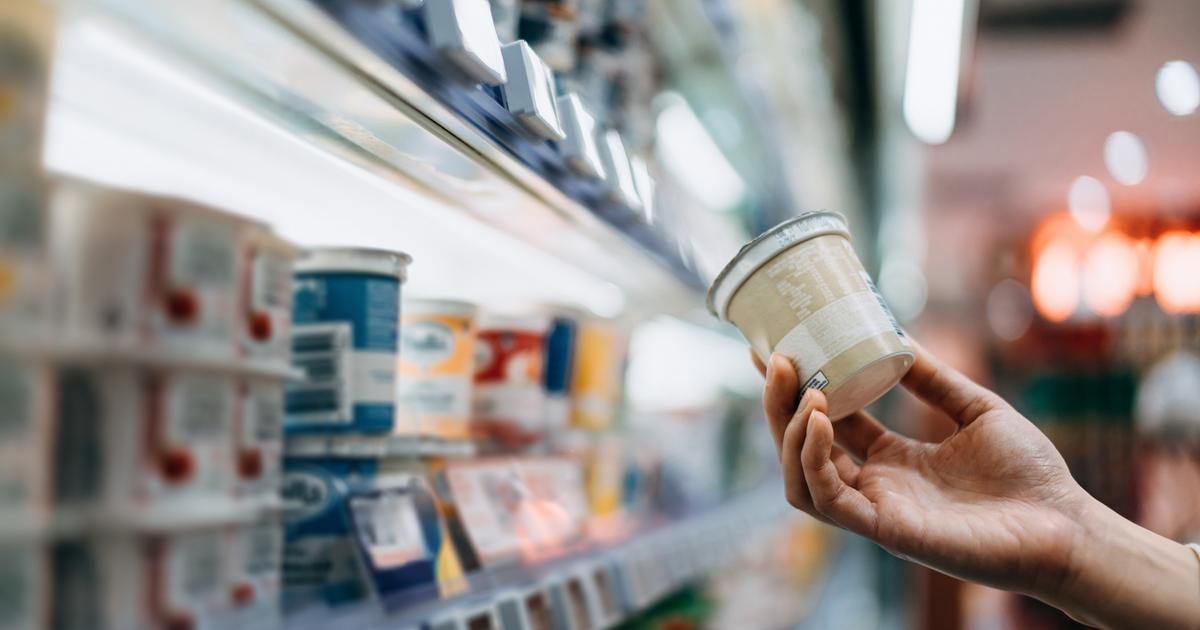 Ce que vous devez savoir avant de manger un yaourt périmé