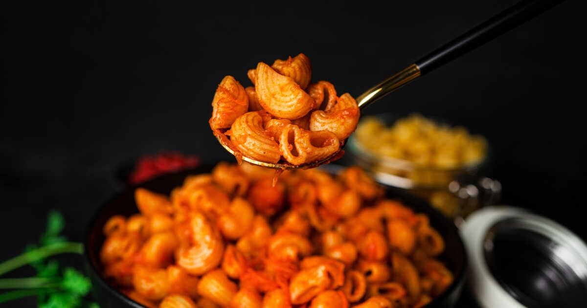 Pâtes à la zozzona : la fusion savoureuse entre carbonara et sauce tomate