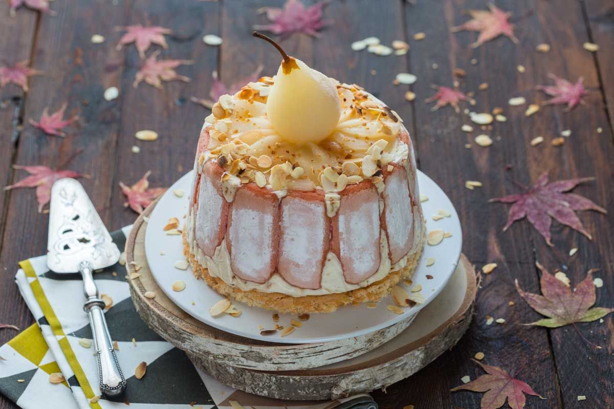 Charlotte poire et nougatine aux biscuits roses