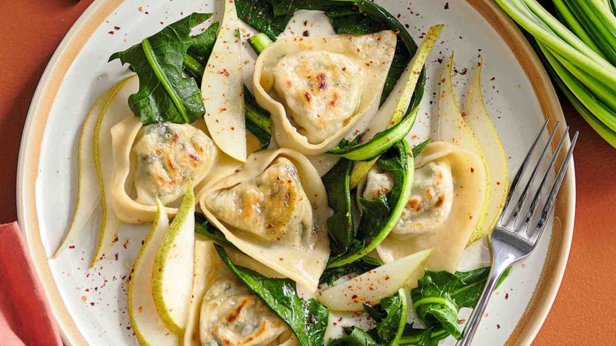 Raviolis grillés à la chicorée épicée et poire