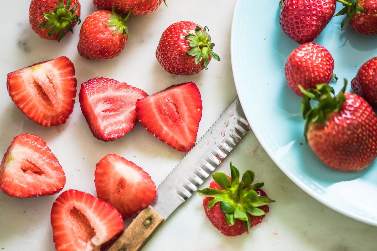 Cyril Lignac dévoile son astuce infaillible pour recycler les fraises abîmées