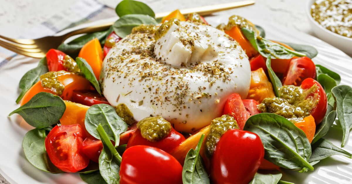 Découvrez la salade d’avocat et tomates à la burrata pour un dîner léger