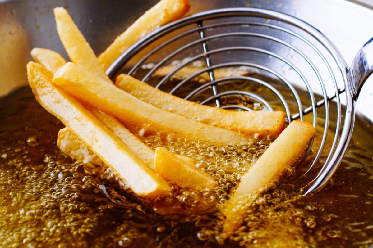 Réutiliser l'huile de friture : les secrets d'une méthode sans danger
