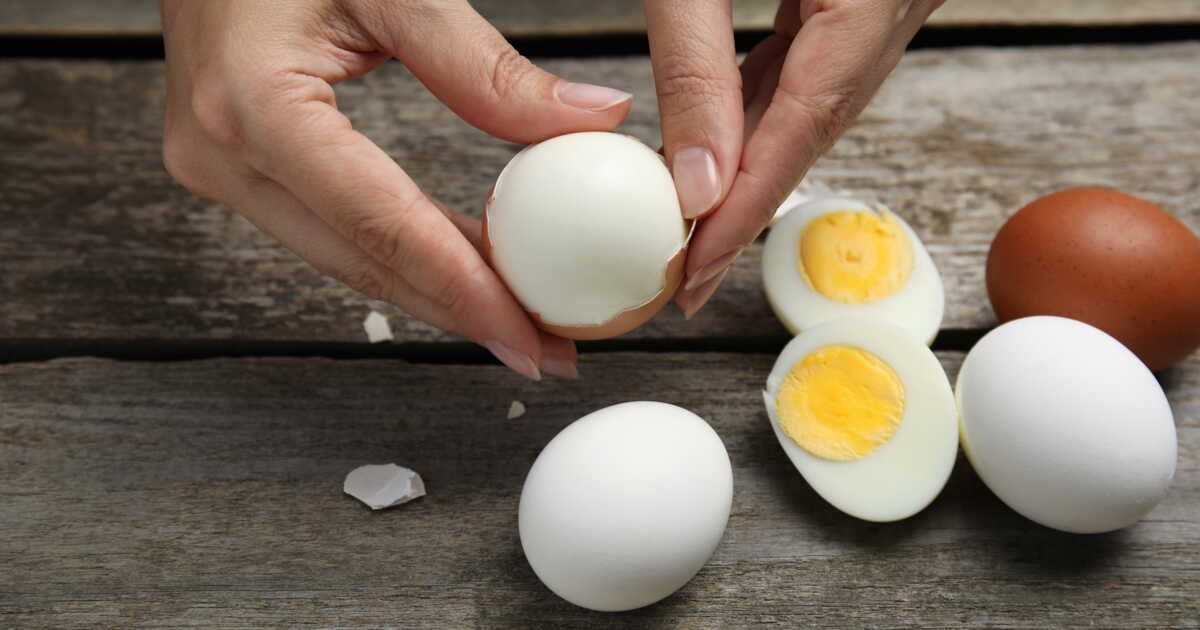 La méthode surprenante pour écaler un œuf avec juste une cuillère
