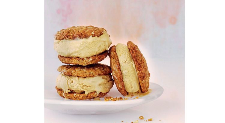 Sandwichs aux biscuits Anzac et crème glacée au caramel