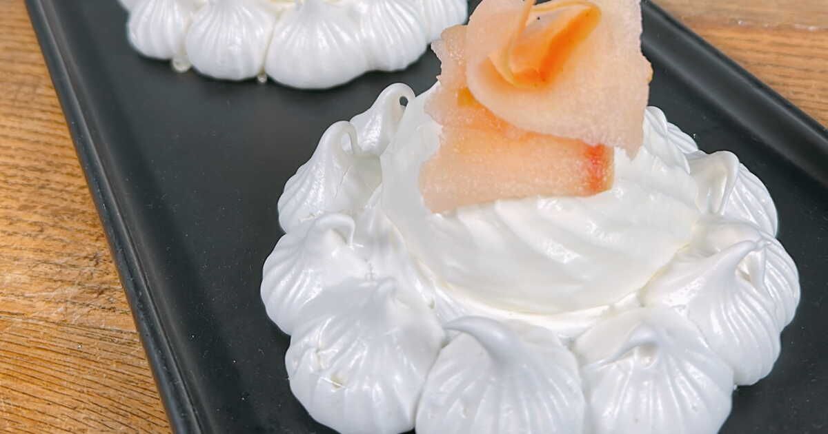 Un dessert enchanteur pour la fête des mères : découvrez la pavlova à la pomme