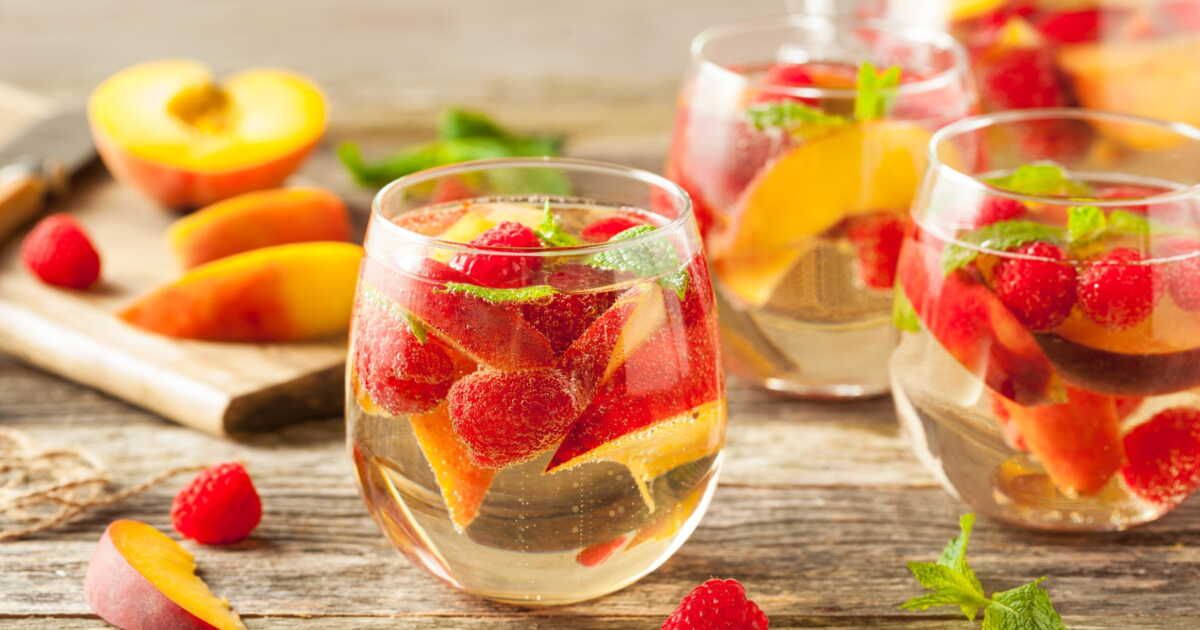 Découvrez la sangria blanche : un cocktail rafraîchissant à savourer cet été