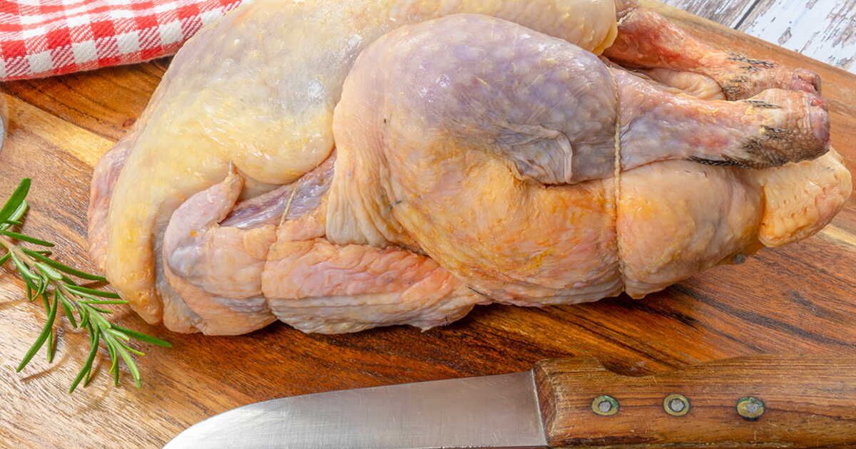 Détails sur la découpe d'un poulet : la technique d'un chef révélée