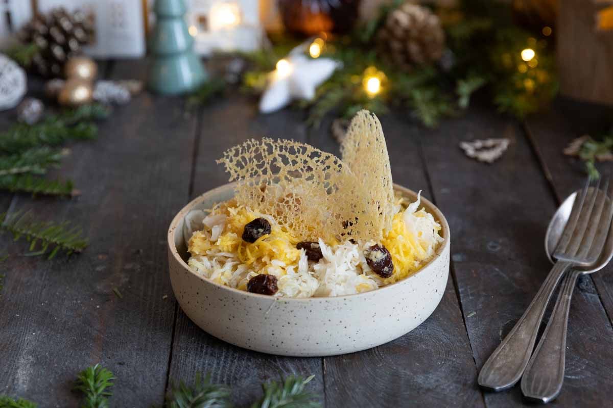 Une salade festive de choucroute crue aux fruits d'hiver pour vos repas de Noël