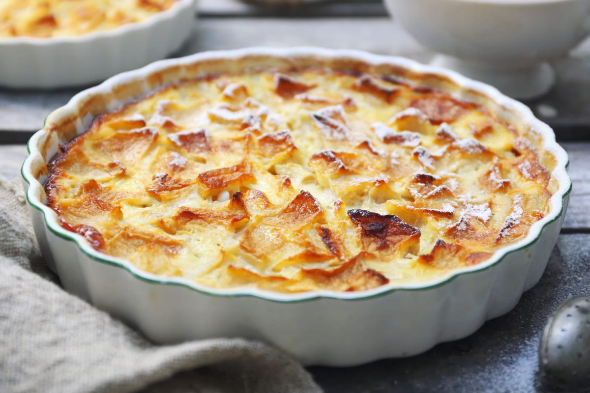 Un clafoutis aux pommes facile : le dessert incontournable de vos repas