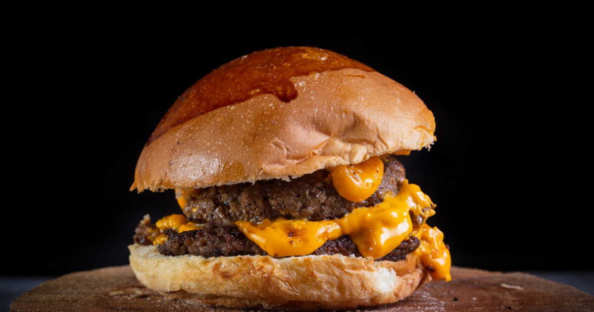 Découvrez la recette du smash burger de Cyril Lignac que vos enfants vont adorer