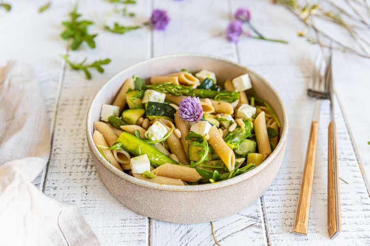 Salade fraîche de pâtes aux courgettes et asperges vertes