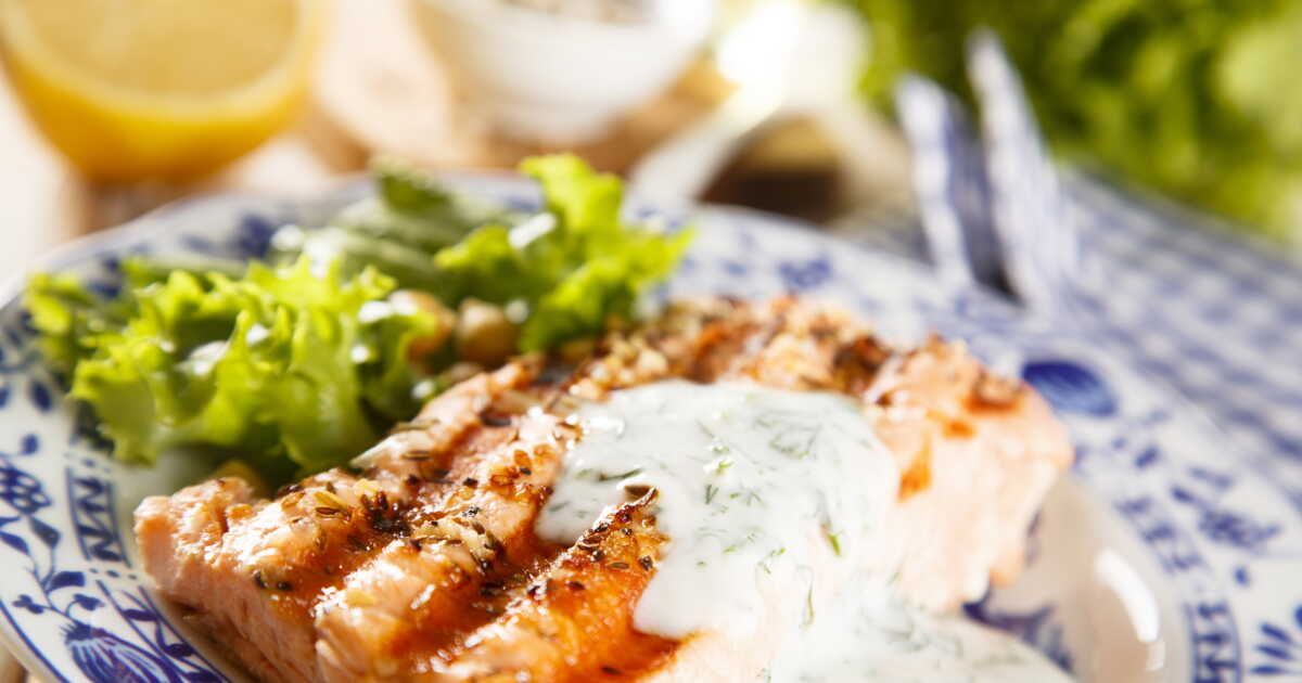 Une recette facile de pavé de saumon à poêle avec une sauce tartare légère
