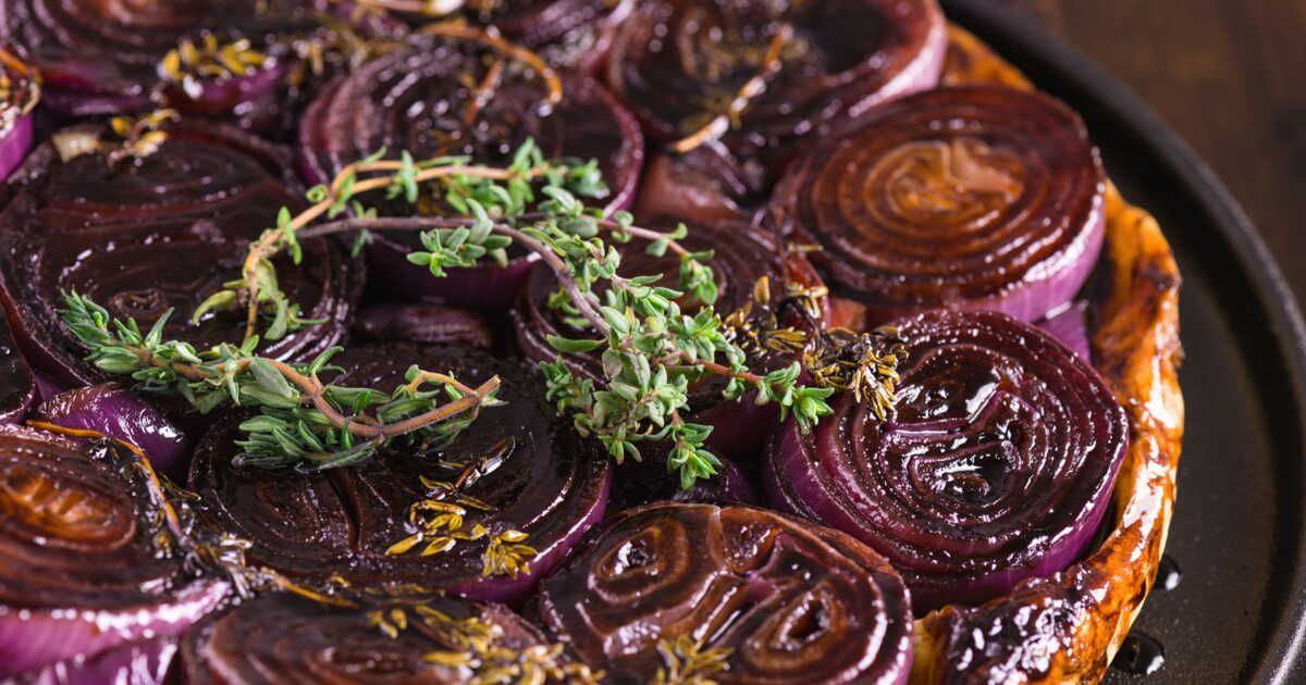 la tarte tatin aux oignons rouges : le réconfort savoureux à petit prix