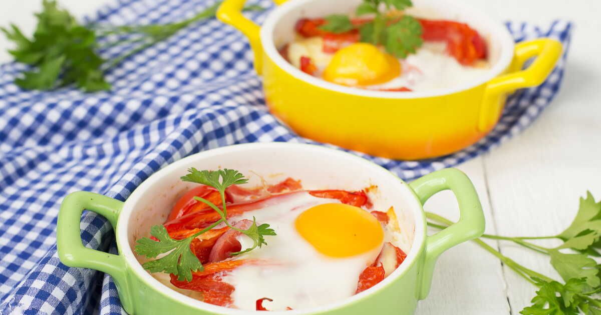 Un dîner express avec des œufs cocotte à la feta et tomates cerises
