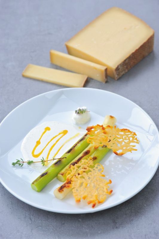 Une entrée gourmande : poireaux et gruyère AOP suisse par David Toutain