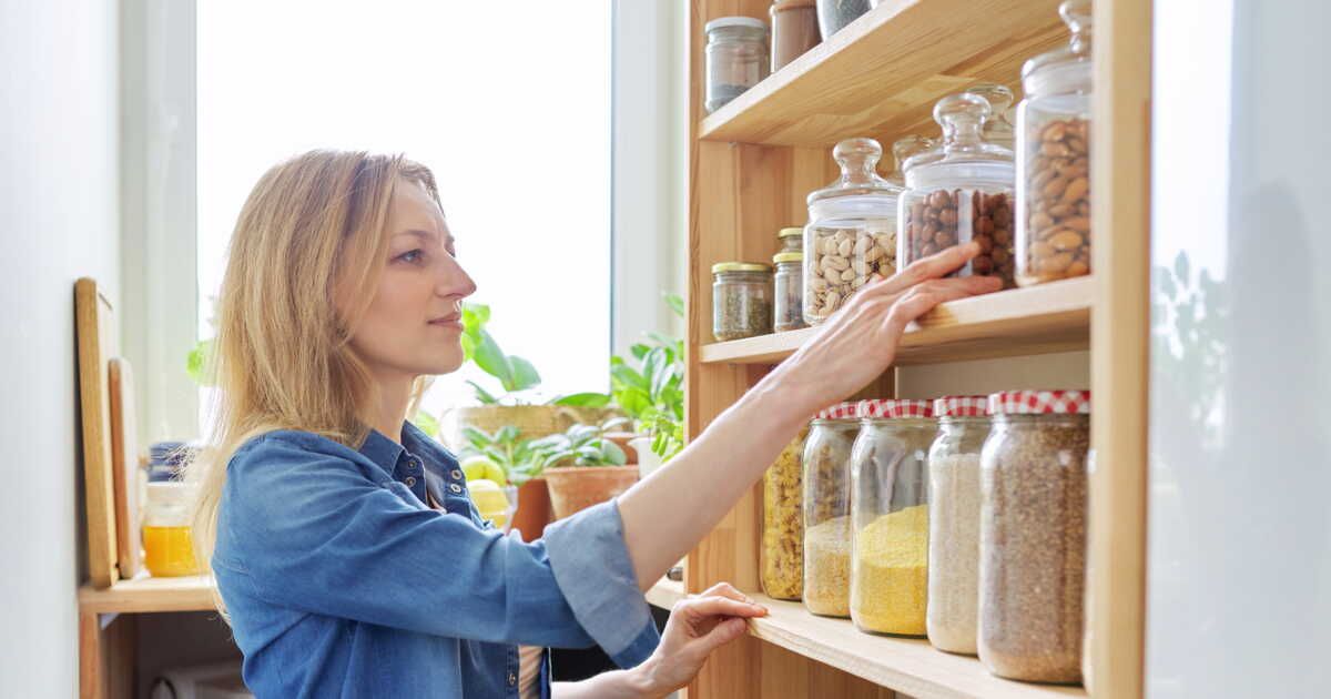 7 aliments indispensables à jeter pour dépoussiérer vos placards de cuisine