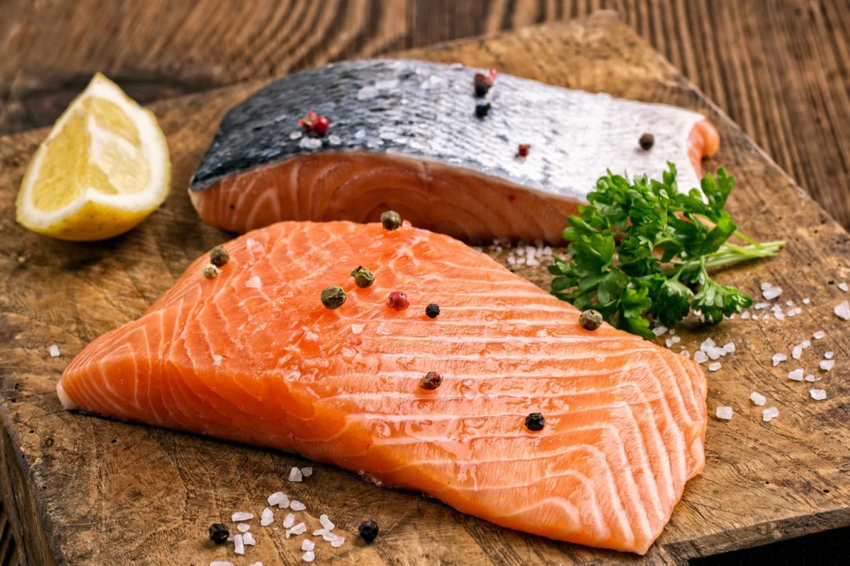 Dites adieu au couteau : découvrez un truc infaillible pour enlever la peau du saumon