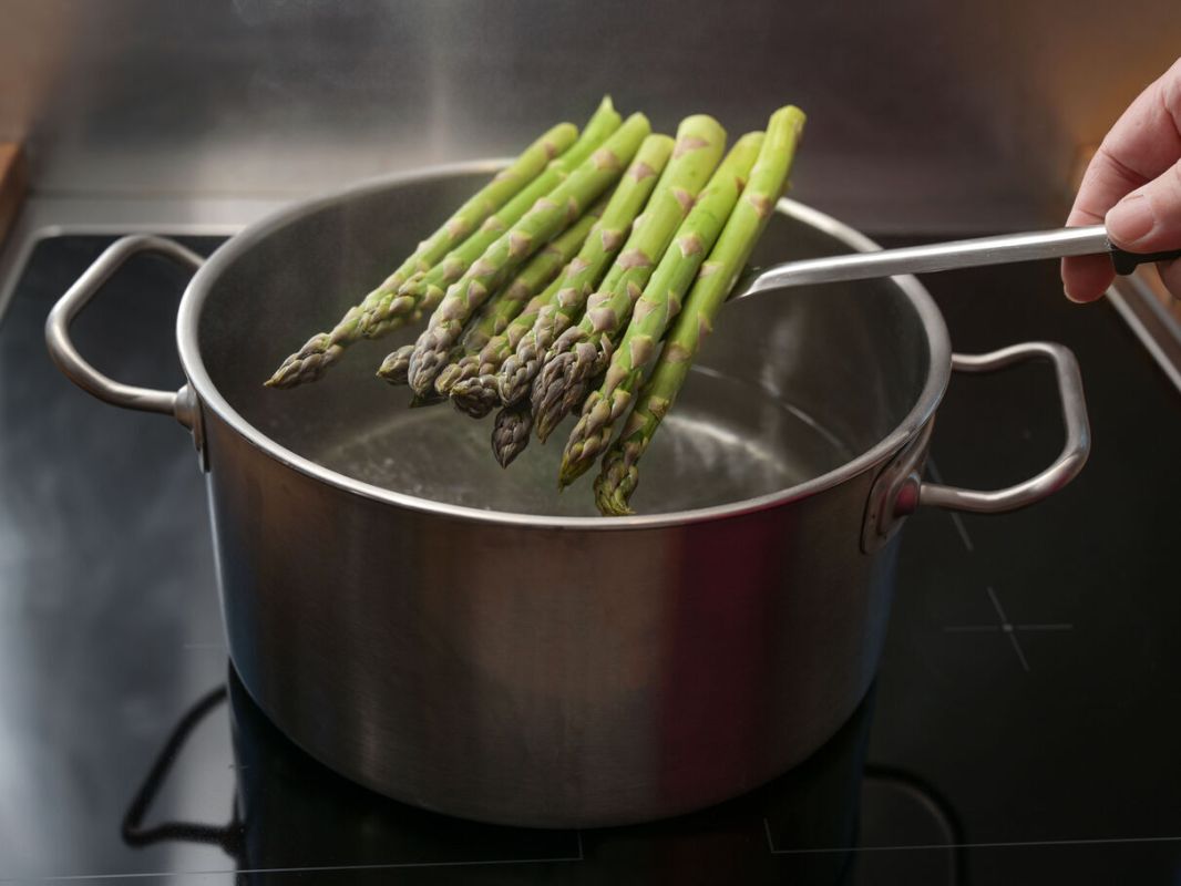 Asperges de printemps : 9 recettes légères à découvrir