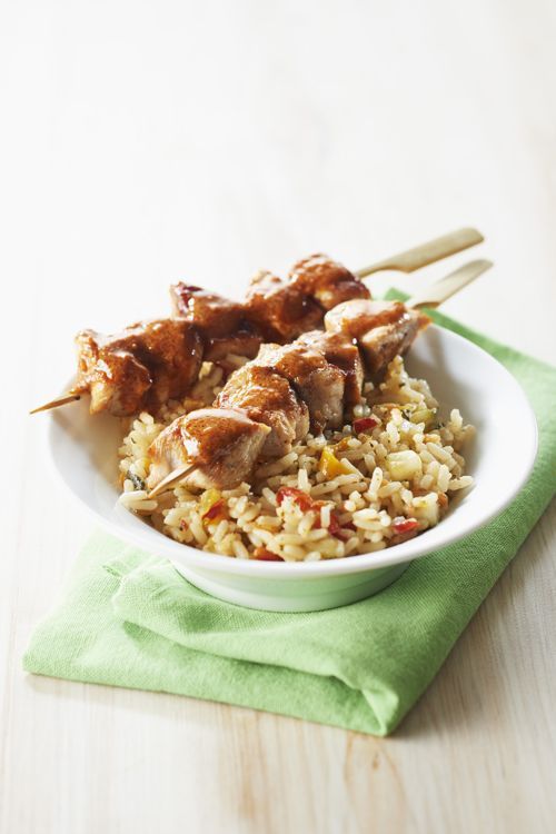Des brochettes savoureuses et un riz coloré: le plaisir au rendez-vous